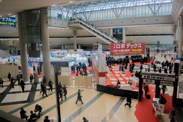通電すると伸縮する次世代ゴム素材「eラバー」で、ガッチリ物持つロボットハンドがコンセプト展示　豊田合成、ロボデックスにて