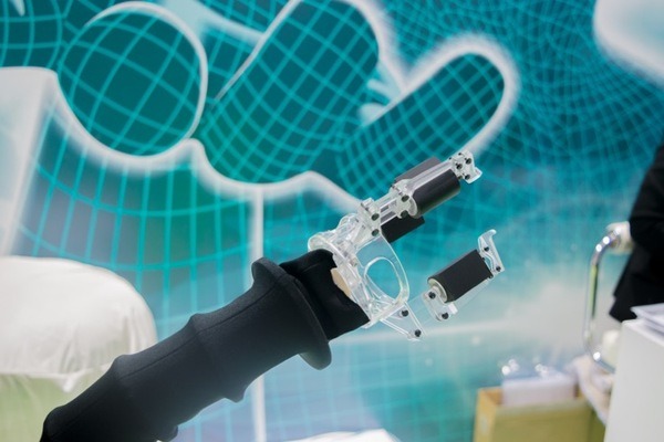 通電すると伸縮する次世代ゴム素材「eラバー」で、ガッチリ物持つロボットハンドがコンセプト展示　豊田合成、ロボデックスにて