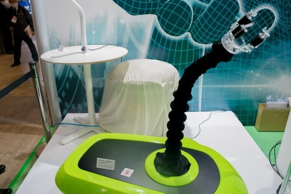 通電すると伸縮する次世代ゴム素材「eラバー」で、ガッチリ物持つロボットハンドがコンセプト展示　豊田合成、ロボデックスにて