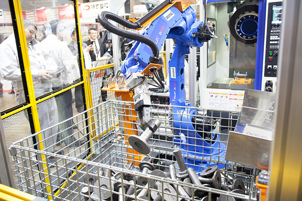 世界初の「モーションプランニングAI」を使ったロボットコントローラ！ティーチング不要、MUJINがロボデックスで展示