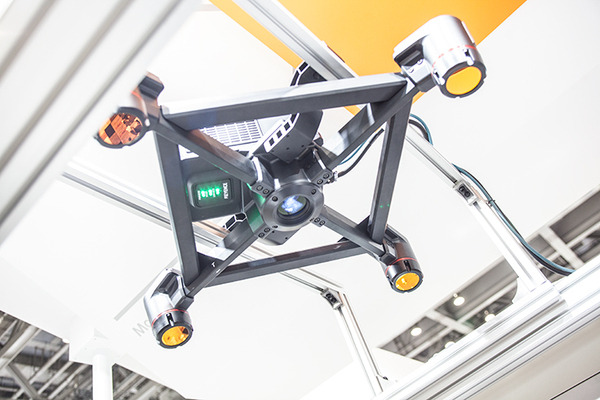 世界初の「モーションプランニングAI」を使ったロボットコントローラ！ティーチング不要、MUJINがロボデックスで展示