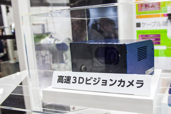 シャツを折りたためるロボットをクラボウが展示！2台が協働してビーズ玉に糸を通すロボットも。第2回ロボデックスで
