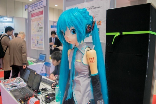 等身大「初音ミクロボット」ロボデックスで展示　舞台などエンタメでの活用を