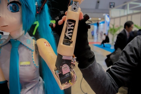 等身大「初音ミクロボット」ロボデックスで展示　舞台などエンタメでの活用を