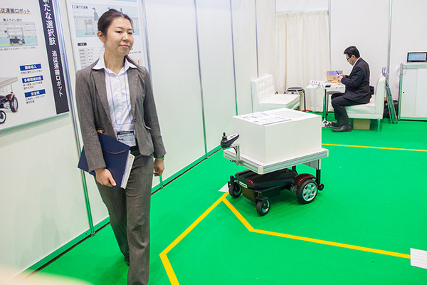 人に自動追従したり自律移動する運搬ロボット「サウザー(THOUZER)」がバーコード対応