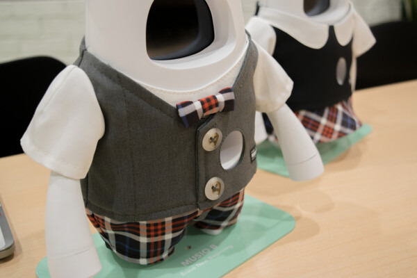英会話学習AIロボット「Musio X」のスペシャルユニフォームは2種類