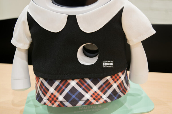 英会話学習AIロボット「Musio X」のスペシャルユニフォームは2種類