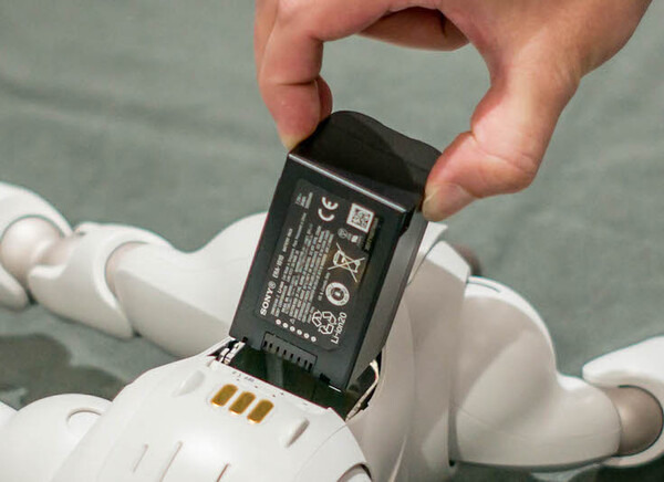 【aibo 解体新書】ソニーの本気を見た！ 新型aibo分解レポート