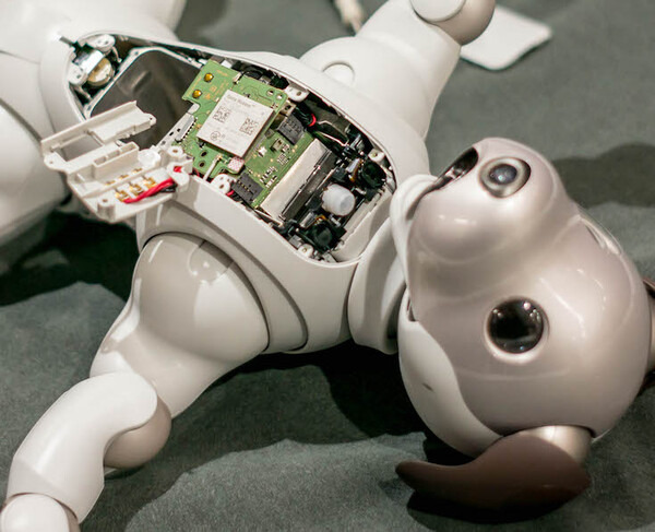 【aibo 解体新書】ソニーの本気を見た！ 新型aibo分解レポート