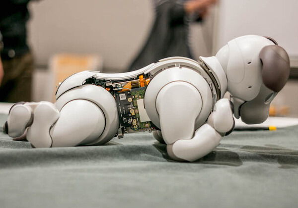 【aibo 解体新書】ソニーの本気を見た！ 新型aibo分解レポート