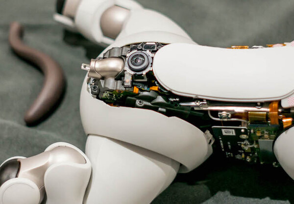 【aibo 解体新書】ソニーの本気を見た！ 新型aibo分解レポート