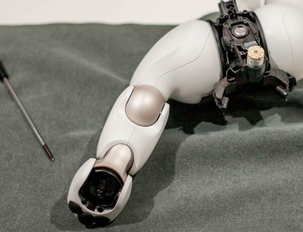 【aibo 解体新書】ソニーの本気を見た！ 新型aibo分解レポート