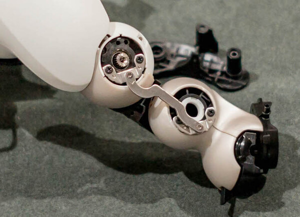 【aibo 解体新書】ソニーの本気を見た！ 新型aibo分解レポート