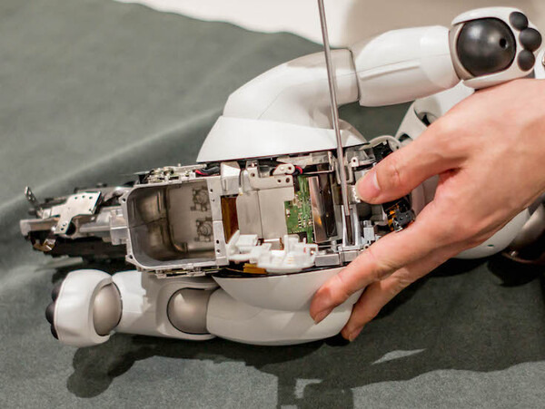 【aibo 解体新書】ソニーの本気を見た！ 新型aibo分解レポート