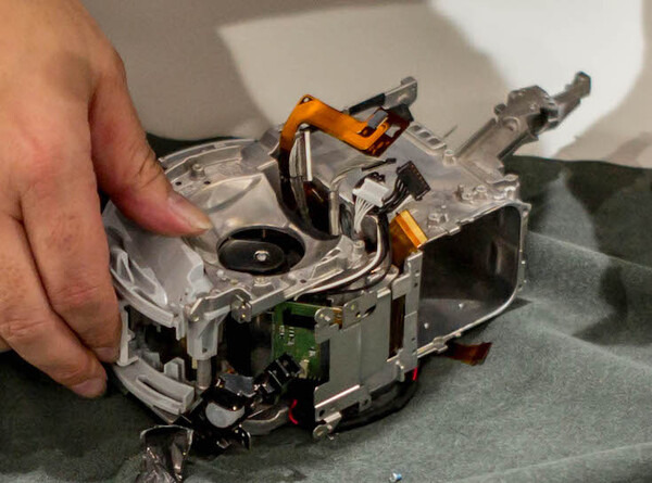 【aibo 解体新書】ソニーの本気を見た！ 新型aibo分解レポート