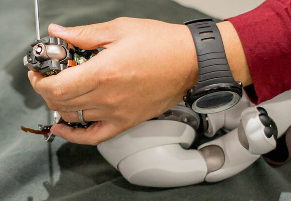 【aibo 解体新書】ソニーの本気を見た！ 新型aibo分解レポート