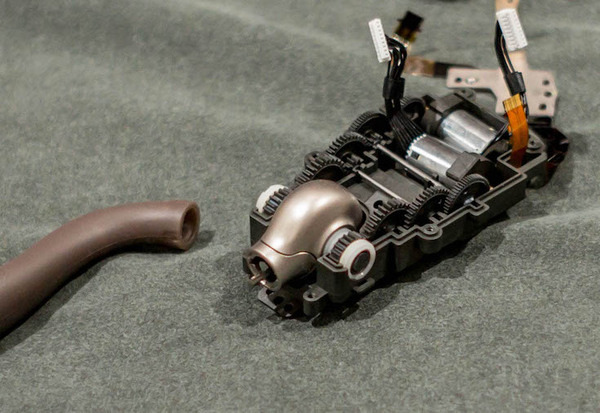 【aibo 解体新書】ソニーの本気を見た！ 新型aibo分解レポート