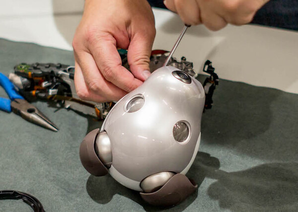 【aibo 解体新書】ソニーの本気を見た！ 新型aibo分解レポート