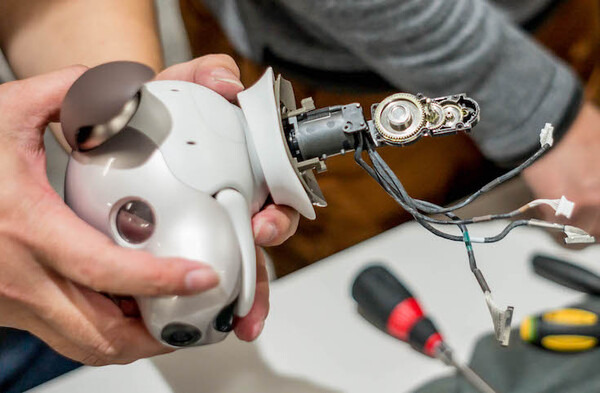 【aibo 解体新書】ソニーの本気を見た！ 新型aibo分解レポート