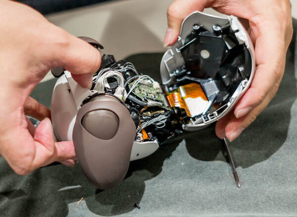 【aibo 解体新書】ソニーの本気を見た！ 新型aibo分解レポート