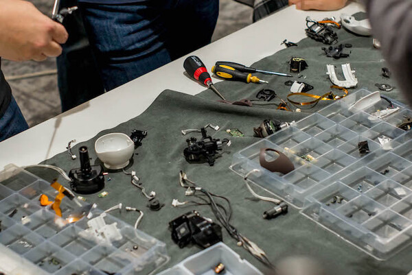 【aibo 解体新書】ソニーの本気を見た！ 新型aibo分解レポート