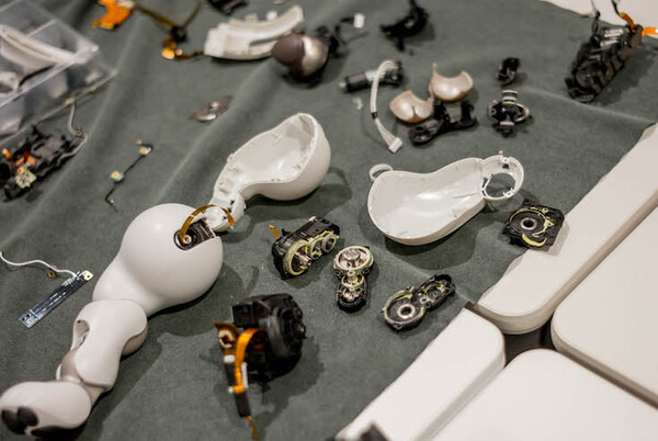 【aibo 解体新書】ソニーの本気を見た！ 新型aibo分解レポート