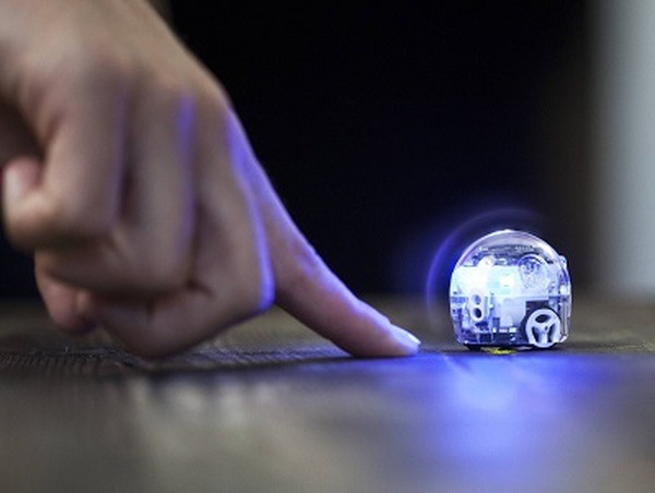 世界最小プログラミングロボットOzobotの新機種「Ozobot Evo」発売！音声スピーカー/近接センサー/Bluetooth対応など機能追加