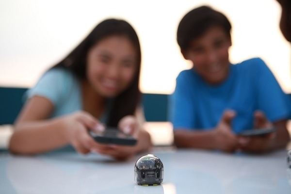 世界最小プログラミングロボットOzobotの新機種「Ozobot Evo」発売！音声スピーカー/近接センサー/Bluetooth対応など機能追加