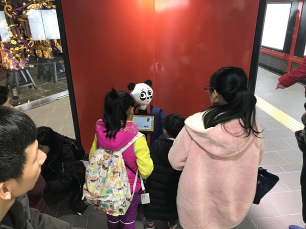 衝撃的な見た目の「パンダPepper」、浅草駅で客の視線を独り占め