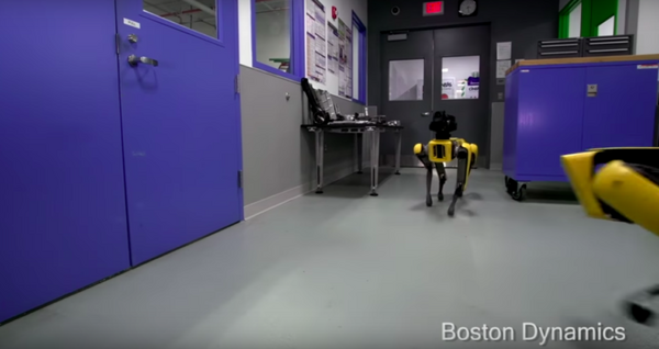 ボストン・ダイナミクスの4足歩行ロボ「SpotMini」、器用にドアを開ける動画が公開