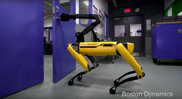 ボストン・ダイナミクスの4足歩行ロボ「SpotMini」、器用にドアを開ける動画が公開