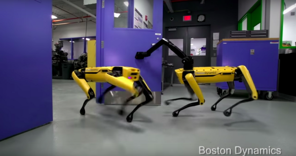 ボストン・ダイナミクスの4足歩行ロボ「SpotMini」、器用にドアを開ける動画が公開