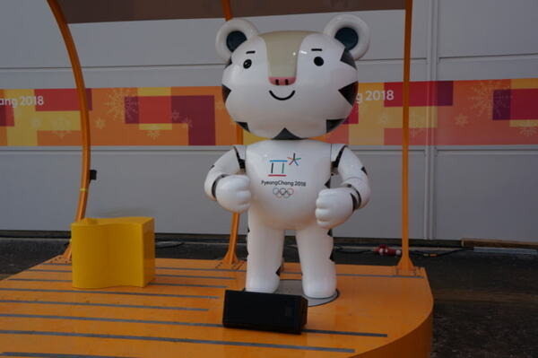 世界初の「ロボットオリンピック」となるか？ 平昌五輪現地レポート　ロボットスキーや案内ロボも