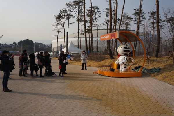 世界初の「ロボットオリンピック」となるか？ 平昌五輪現地レポート　ロボットスキーや案内ロボも
