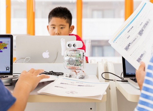 プログラミングを学べる小型2足歩行ロボ「Qumcum（クムクム）」4月1日正式リリース
