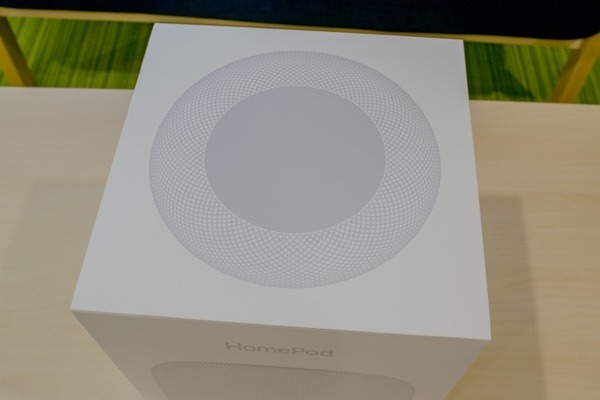 「HomePod」開封の儀　Apple初のスマートスピーカーはずしりと重かった