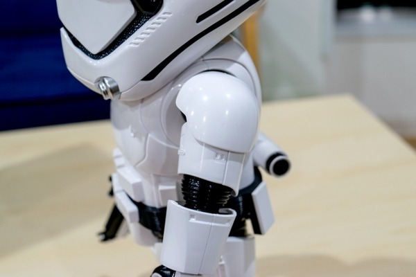 歩き方に特徴あり！ スター・ウォーズの「ストームトルーパー」開封の儀