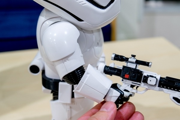 歩き方に特徴あり！ スター・ウォーズの「ストームトルーパー」開封の儀