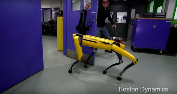 ロボットいじめの声も　ボストン・ダイナミクスの「SpotMini」、ドアを開けるのをひたすら邪魔される