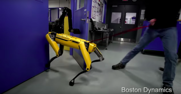 ロボットいじめの声も　ボストン・ダイナミクスの「SpotMini」、ドアを開けるのをひたすら邪魔される