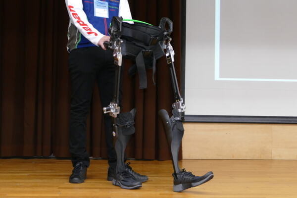 脊損者用歩行アシスト装具「C-FREX」は2020東京オリンピックでの聖火ランナーを目指す　埼玉医工連携成果発表会レポート