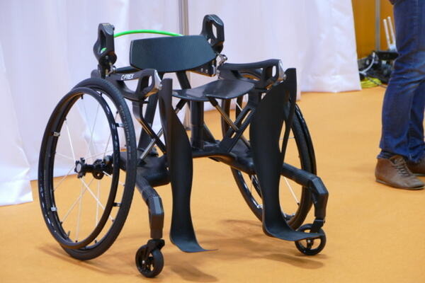 脊損者用歩行アシスト装具「C-FREX」は2020東京オリンピックでの聖火ランナーを目指す　埼玉医工連携成果発表会レポート