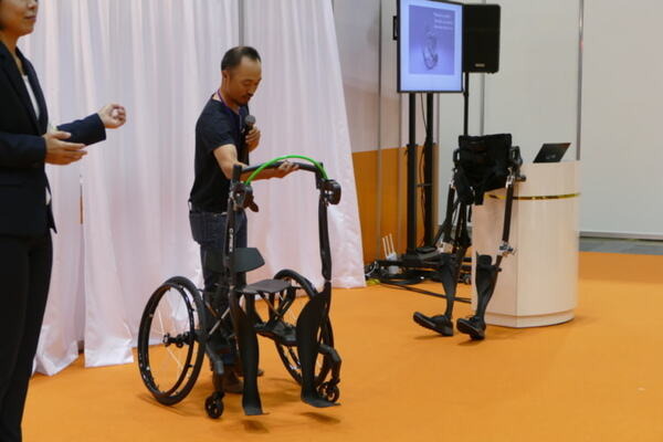 脊損者用歩行アシスト装具「C-FREX」は2020東京オリンピックでの聖火ランナーを目指す　埼玉医工連携成果発表会レポート