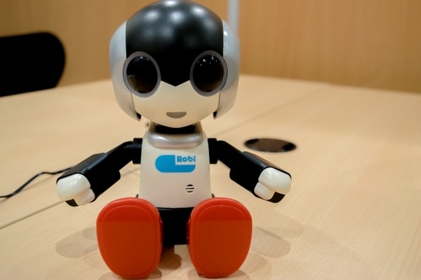 お喋りする小型ロビが1万円　「マイルームロビ」は明日2月28日発売