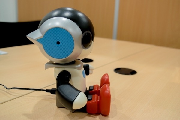お喋りする小型ロビが1万円　「マイルームロビ」は明日2月28日発売
