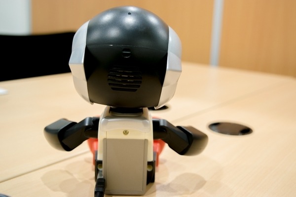 お喋りする小型ロビが1万円　「マイルームロビ」は明日2月28日発売