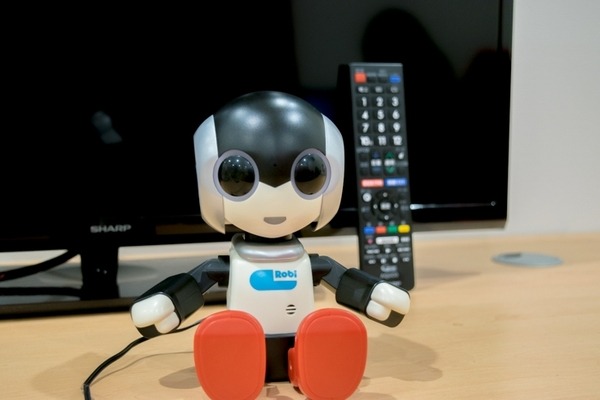 お喋りする小型ロビが1万円　「マイルームロビ」は明日2月28日発売