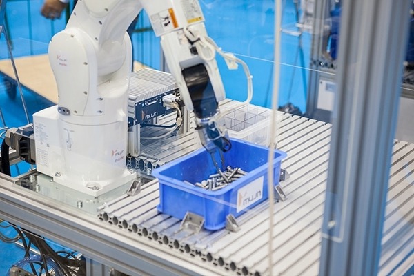 産業用ロボットの4大問題に挑む！知能化／完全ティーチレス／ばら積みピッキングを実現したMUJINコントローラの凄さと特徴