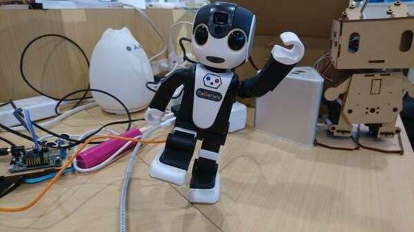 3月2日発売！ ロボホンの「開発者モデル」でモーション作ってみた