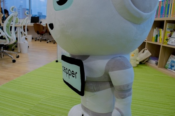 【存在感やばい】Pepperの「特大ぬいぐるみ」が先行で届いた！ 特別限定販売中
